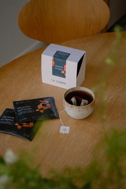 La Cabra - Ekwador La Papaya Oak Barrel - torebki z kawą do parzenia 1szt. La Cabra - Ekwador La Papaya Oak Barrel - torebki z kawą do parzenia 1szt.
